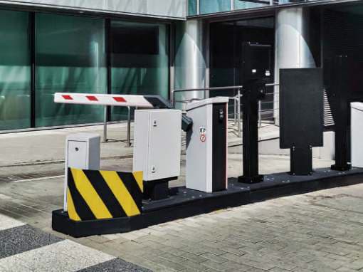 Automated parking barrier at a building entrance